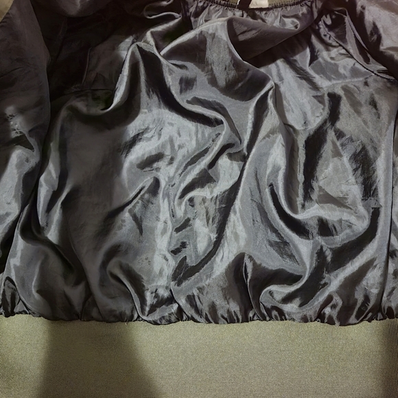 🦊 (L) Satin Bomber Jacket with Quilted Sleeves - Picture 6 of 9